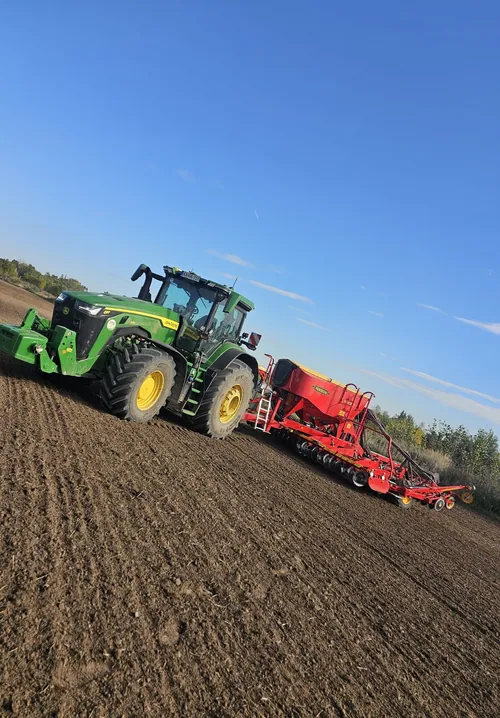 Traktor vetőgéppel az őszi vetés közben